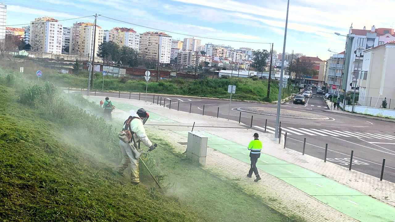 Serviços operacionais realizam trabalhos de manutenção no território